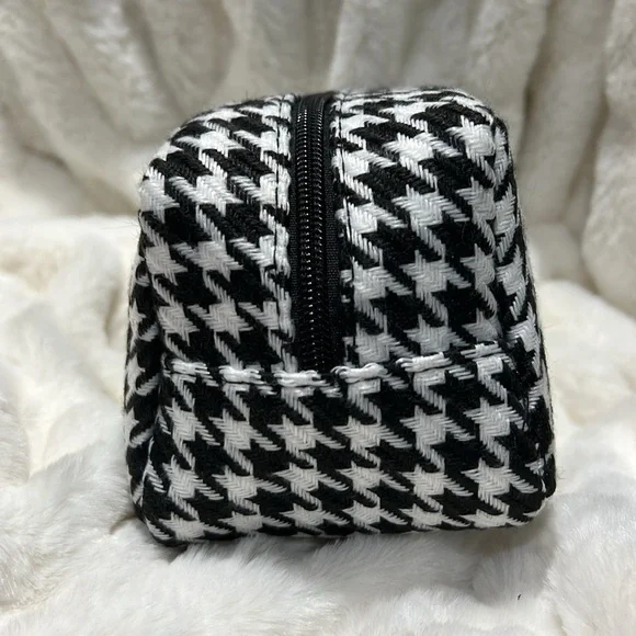 Revolution Emily in Paris City of Love Eyeshadow Palette & Bag Set - Picture 6 of 9